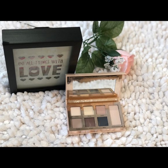 Naturally pretty essential eyeshadow palette - Picture 2 of 8